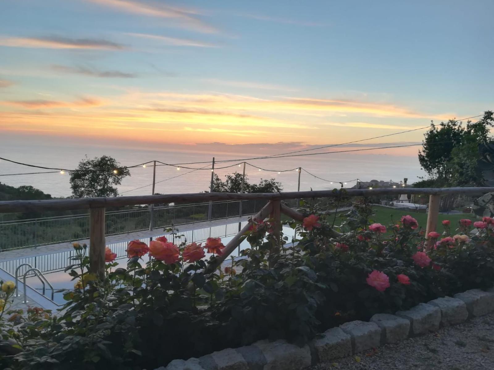 Borgo Rosso Di Sera Resort ซานลูซิโด ภายนอก รูปภาพ